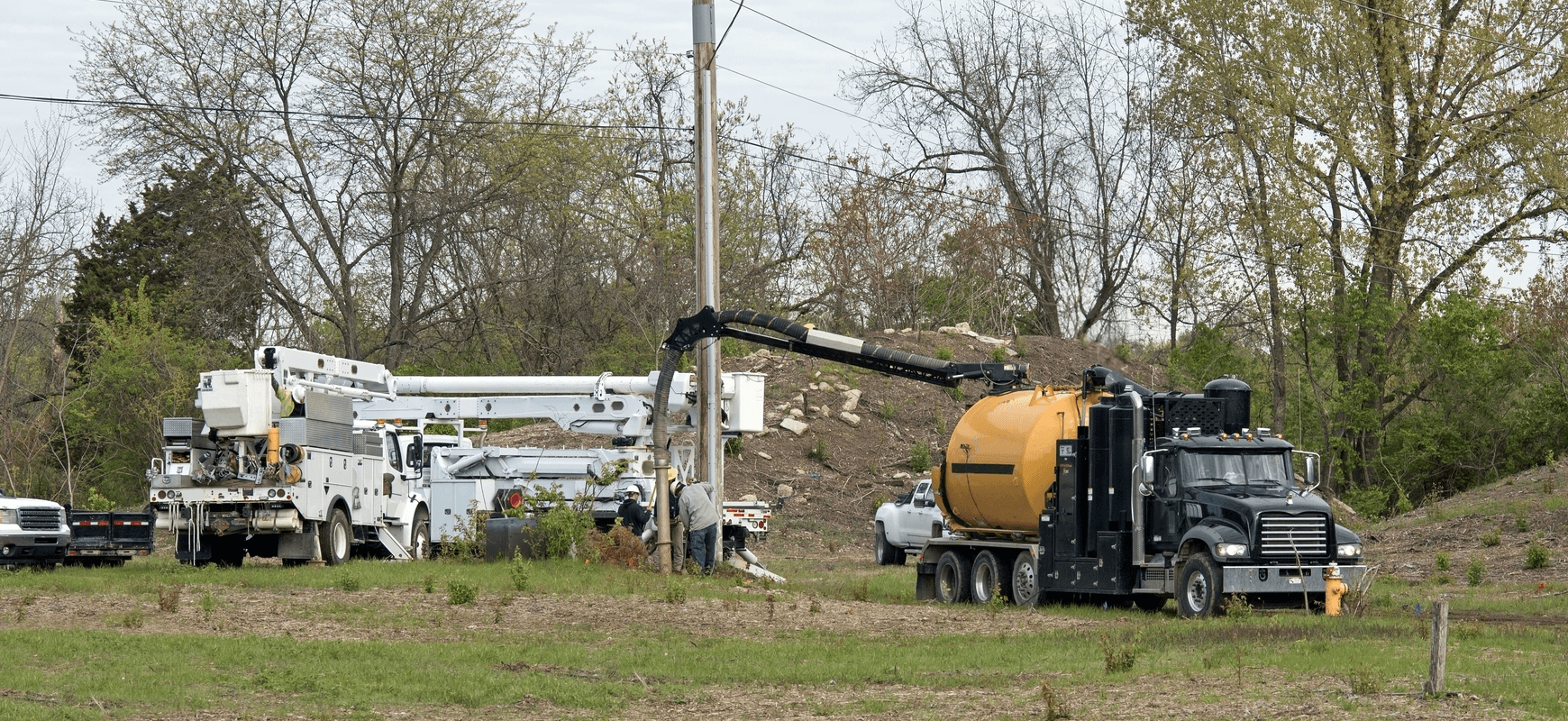 Hydrovac excavation around underground power lines